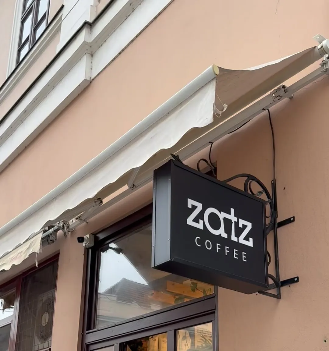 Firma ZATZ coffee pe fațada de pe Calea Republicii 4