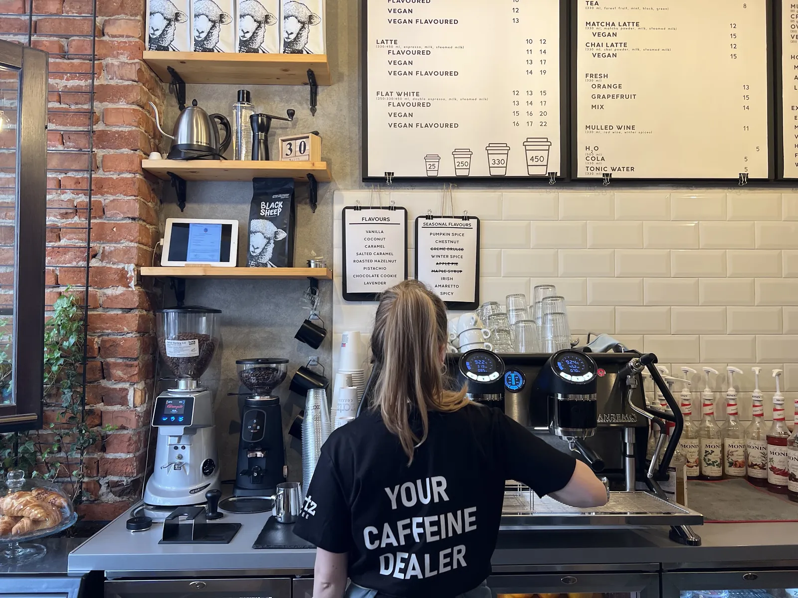 Barista ZATZ la aparatul de espresso, tricou „Your caffeine dealer”