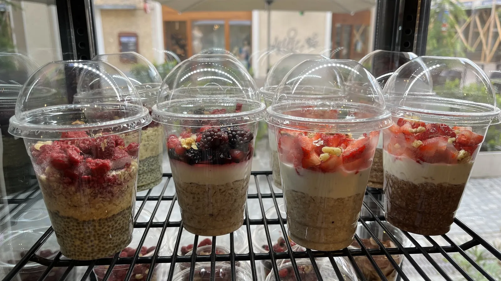 Patru borcane de overnight oats în vitrină