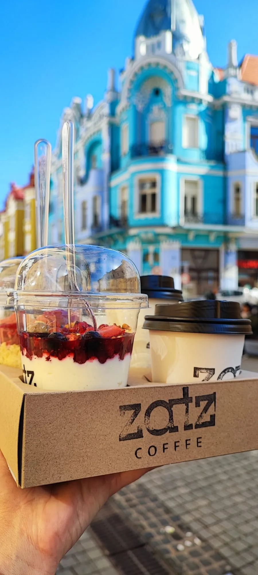 Cutie ZATZ la pachet în fața unui palat secession din Oradea